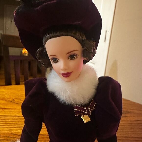 Vintage 90’s Holiday Homecoming Hallmark Traditions Collectible Barbie - Picture 4 of 7